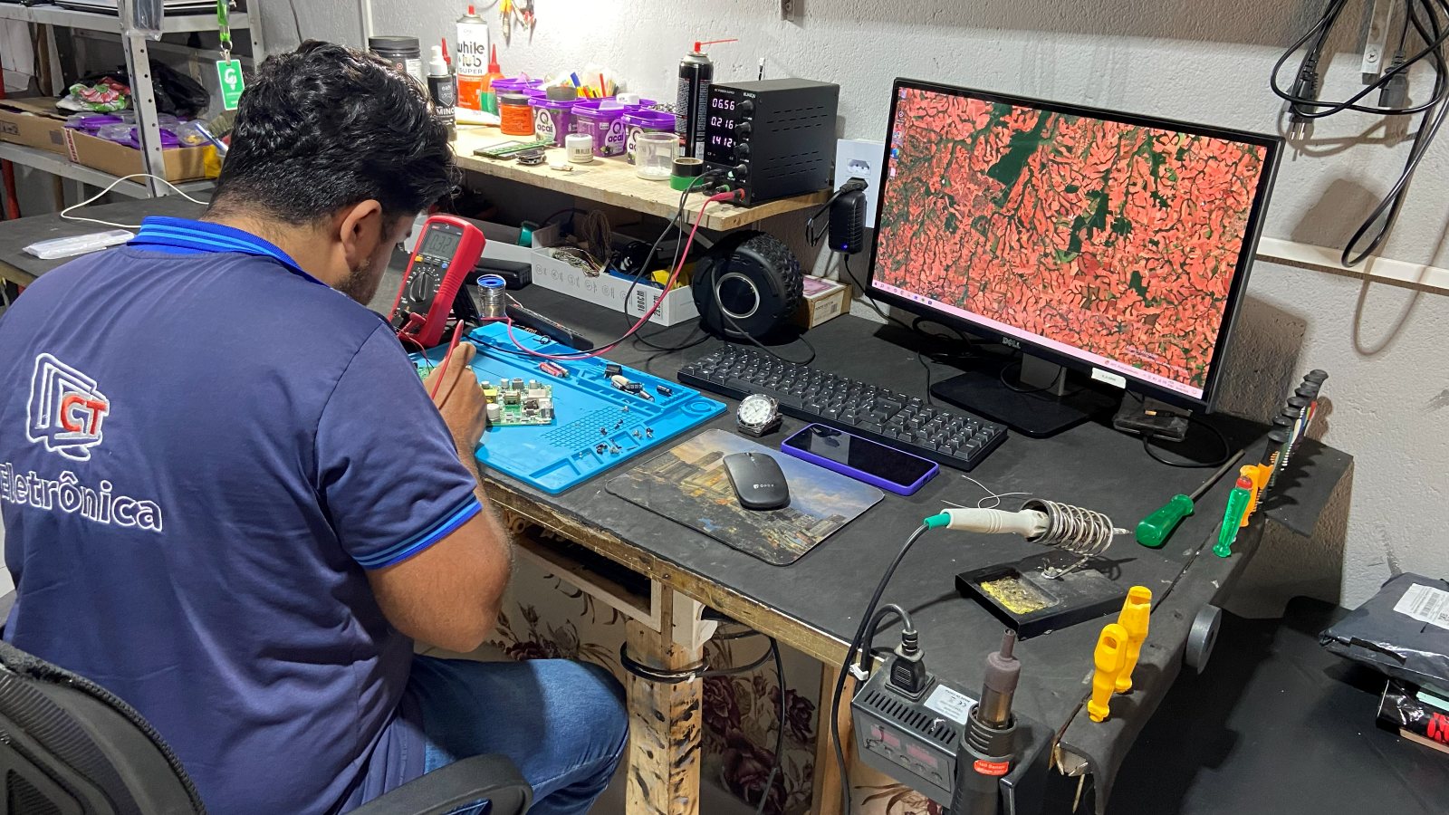 Técnico da CT Eletrônica fazendo o reparo de uma placa na bancada